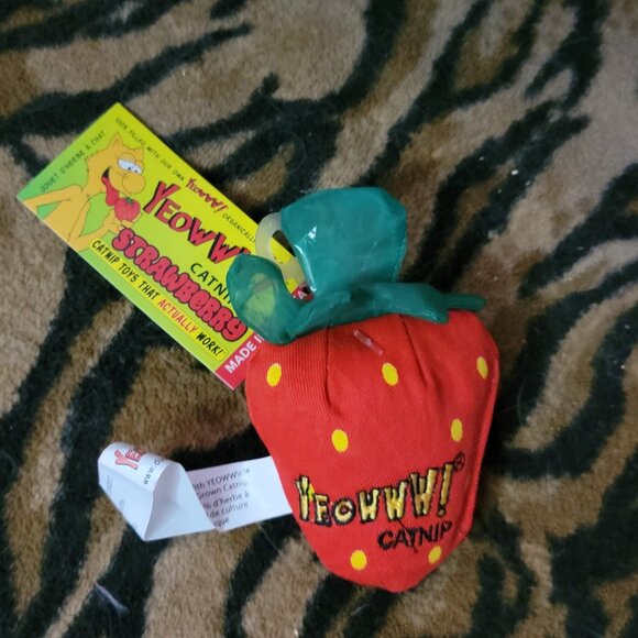 Cat Catnip Strawberry Toy Yeowww! New! - Picture 3 of 4